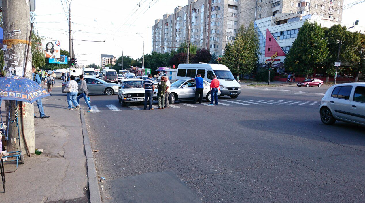 Două autoturisme s-au ciocnit chiar pe o trecere de pietoni
