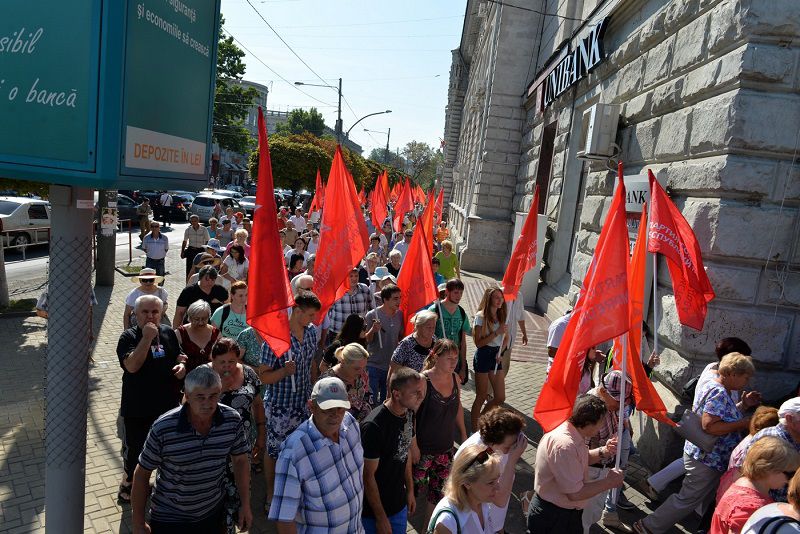 Протестующие против роста тарифов социалисты взяли в кольцо здание Правительства РМ