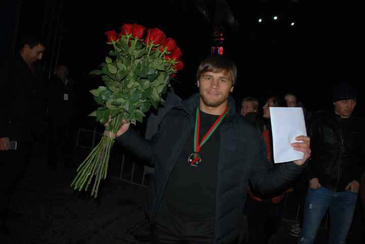 Усатый подарил бельцким студентам концерт