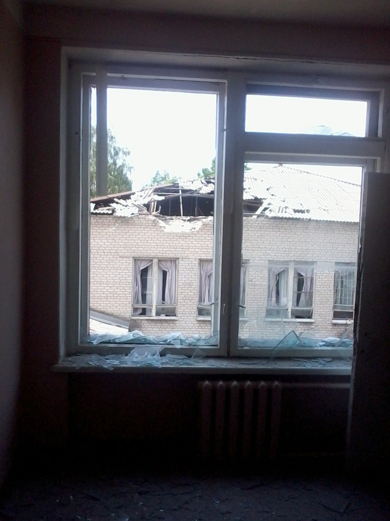 В результате обстрела Славянска украинскими силовиками снаряд попал в здание школы