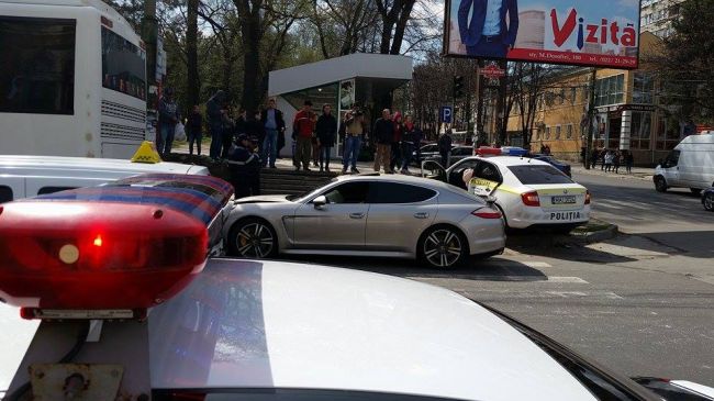 В центре Кишинева столкнулись Porsche и автомобиль полиции