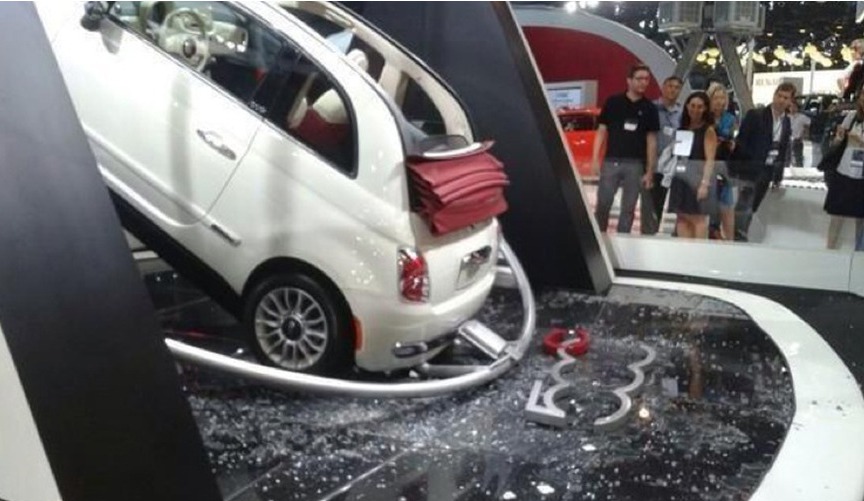 На автосалоне в Бразилии Fiat 500 рухнул со стеклянного стенда