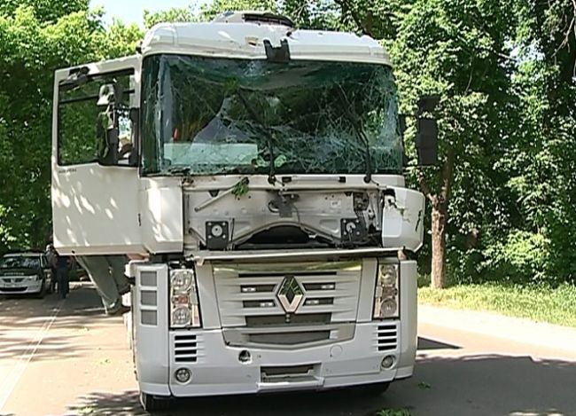 Chișinău: Un copac a căzut din senin peste un camion