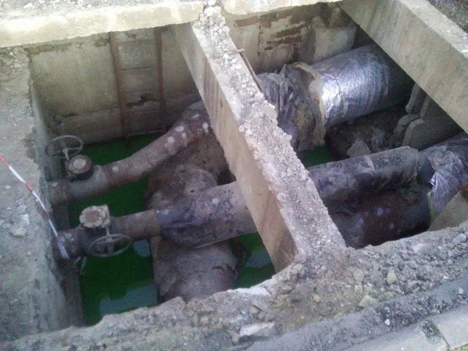 Apă de culoare verde în curtea unui bloc din sectorul Botanica
