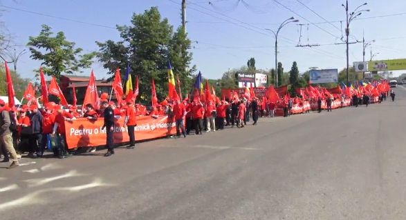 Жители Молдовы отмечают Первомай демонстрацией в Кишинёве