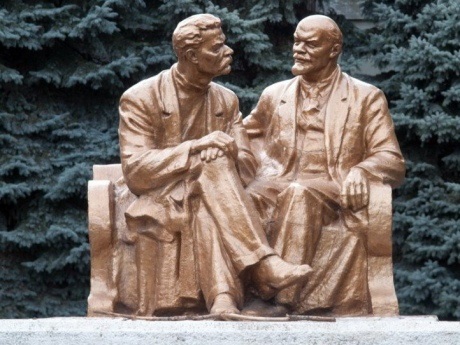 В Одессе снесли еще один памятник Ленину