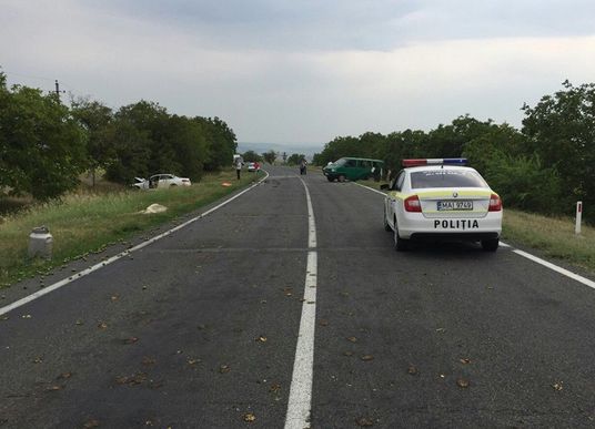 Impact violent la Hânceşti între un microbuz şi un automobil: Patru copii şi unul dintre şoferi au ajuns la spital