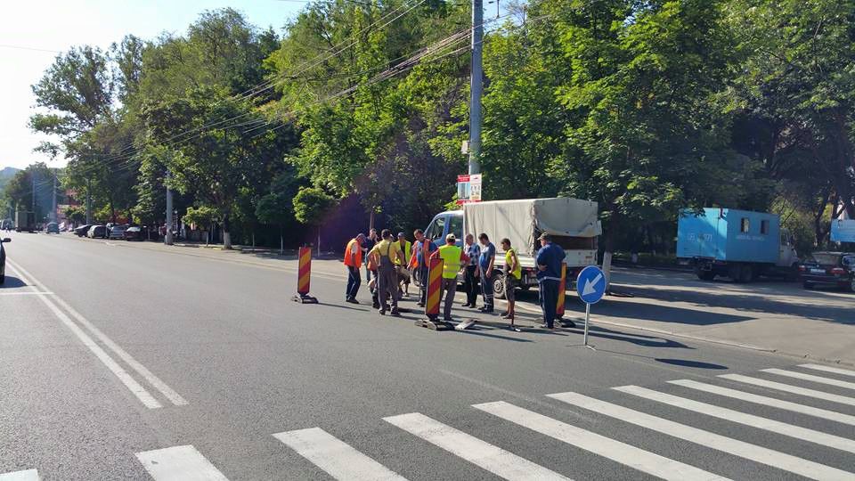 На недавно отремонтированной улице А.Руссо провалился асфальт