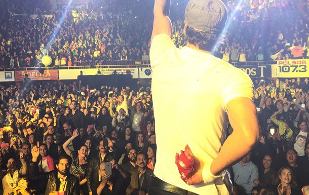 Enrique Iglesias, rănit şi plin de sange, în timpul unui concert