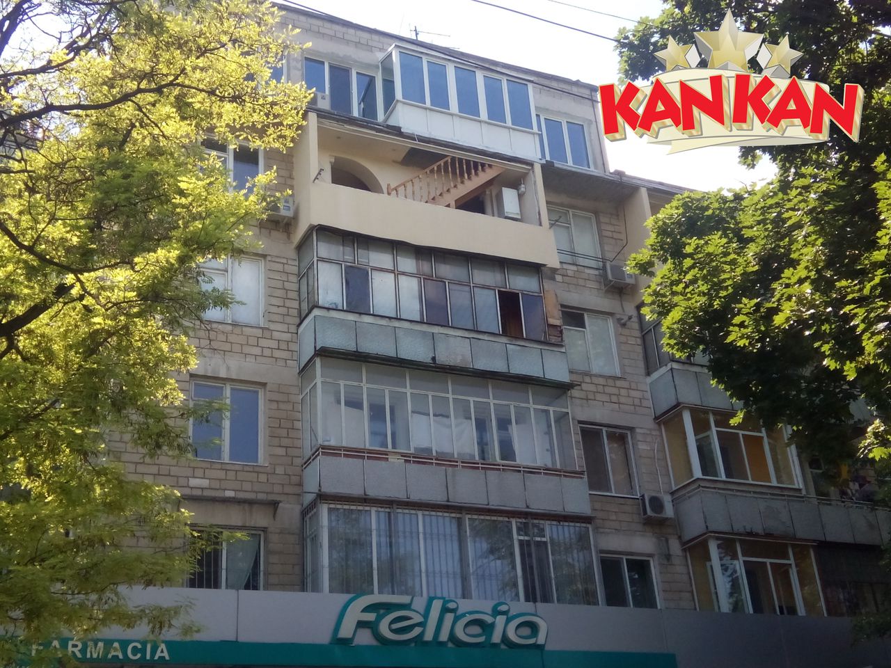 Un chișinăuian și-a pus scări la balconul de la etajul cinci