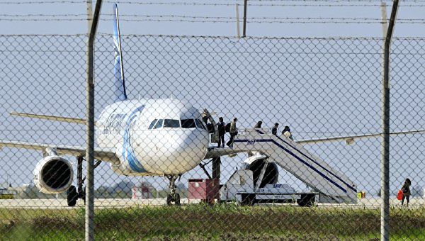 Захватчик самолета EgyptAir сдался властям