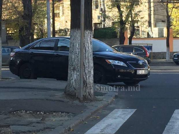 Dorin Chirtoacă și-a parcat mașina chiar într-o intersecție