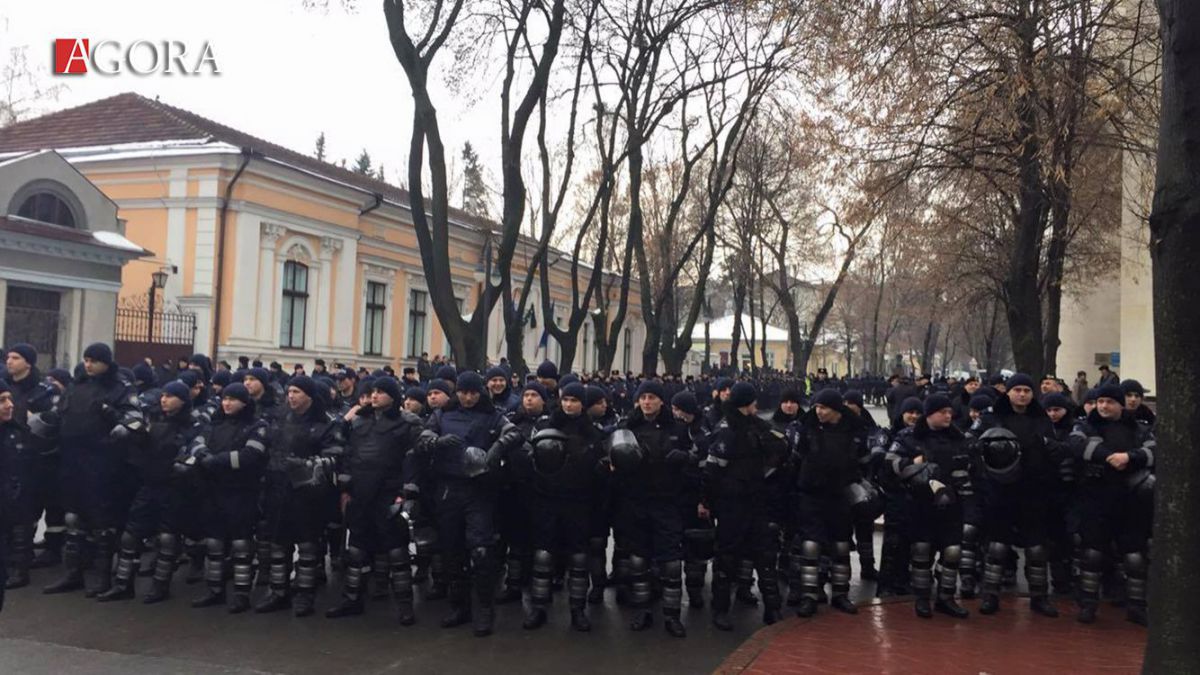 Демпартия столкнулась с уличным сопротивлением