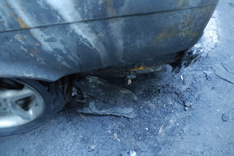 Un BMW a luat foc în capitală. Focul s-a extins și peste o altă mașină
