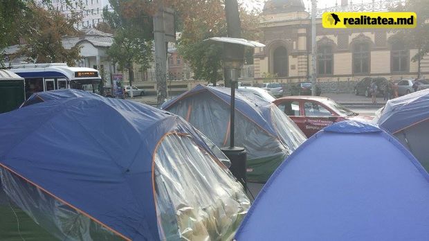 Câte nopți mai rezistă protestatarii din „Orășelul Victoriei”