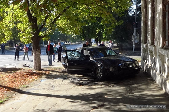 Coliziune între două automobile la Bender: Cinci oameni, inclusiv doi minori, au ajuns la spital