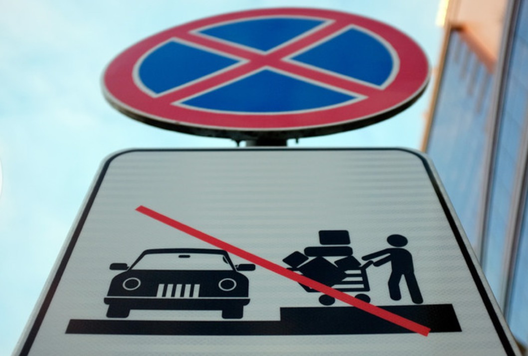 В Москве появились шутливые дорожные знаки