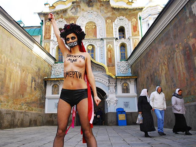 Активистка Femen обнажилась у Киевской лавры с лозунгом против диктатуры