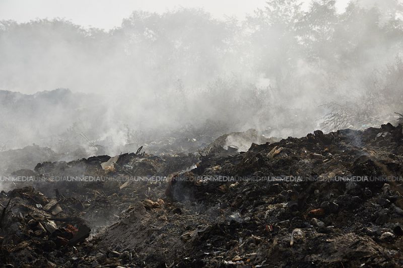 Dezastru ecologic la Cojușna. De patru zile gunoiștea din sat fumegă în continuu