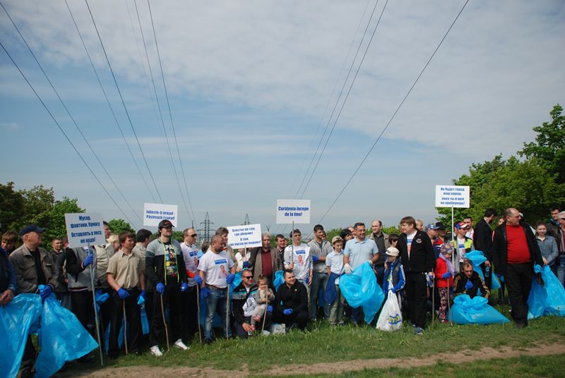 В День труда «Наша Партия» не маршировала, а убрала парк на Чеканах