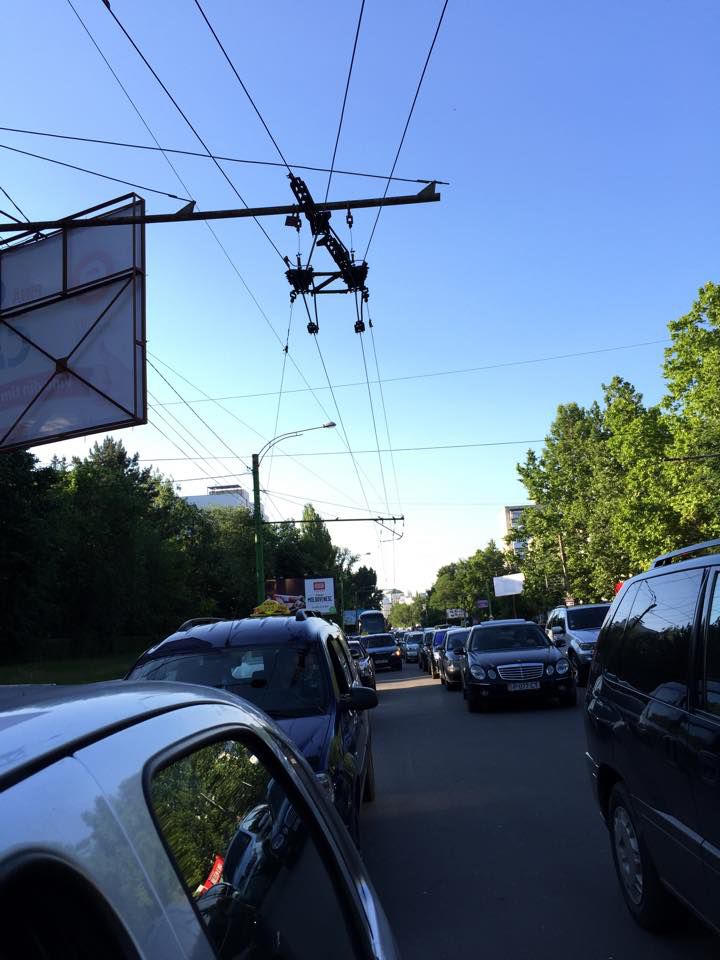 Trafic rutier, paralizat la Botanica după ce a fost avariată o linie electrică