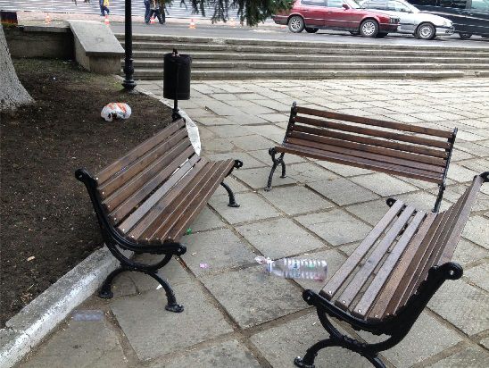 Scuarul Cehov, vandalizat. Un tânăr și-a recunoscut vina pe Internet