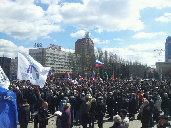 Митингующие перекрыли центральную улицу Донецка и пикетируют горсовет
