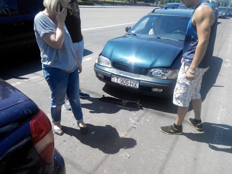 Două mașini s-au tamponat la intersecția străzilor A. Pușkin și Ștefan cel Mare din Chișinău
