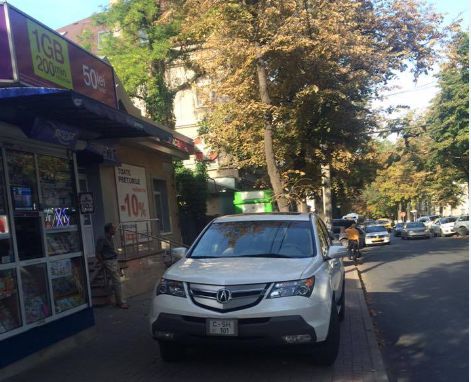 A parcat chiar în stația de așteptare a transportului public. Isprava unui șofer din capitală