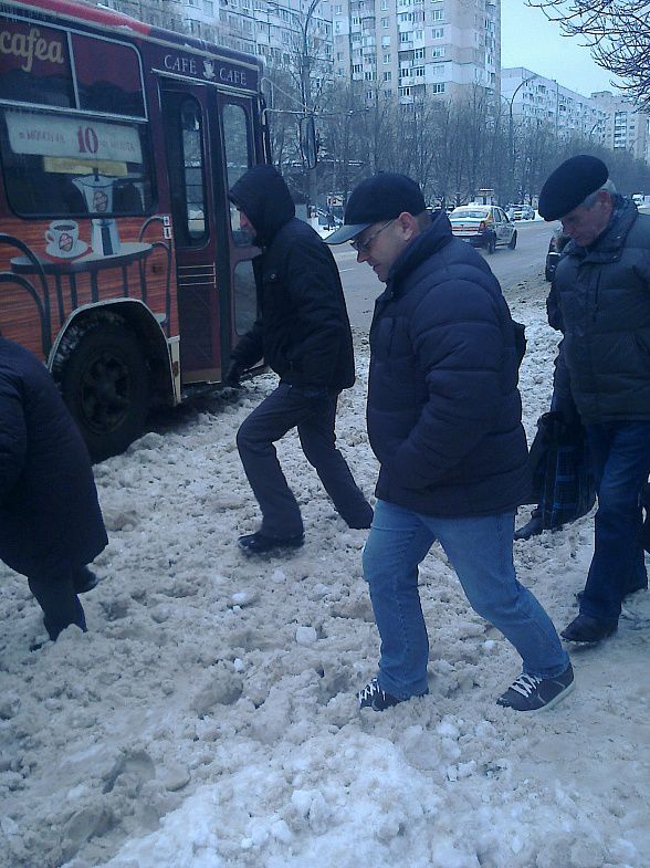 Жители столицы утопают в снегу, который не убирают мунслужбы