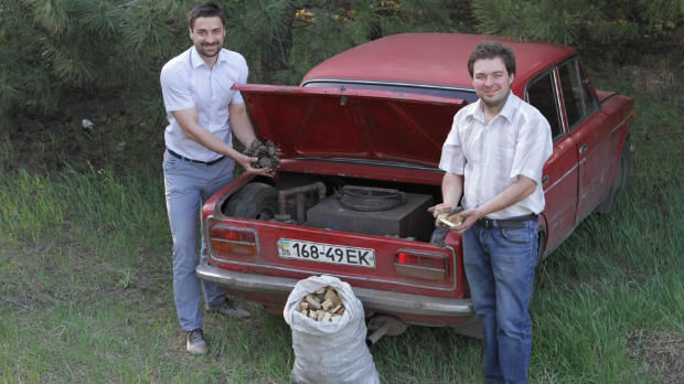 Șoferii și-au modificat mașinile ca să funcționeze pe bază de lemne