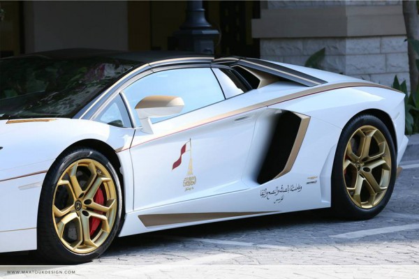 В ОАЭ представили золотой Lamborghini