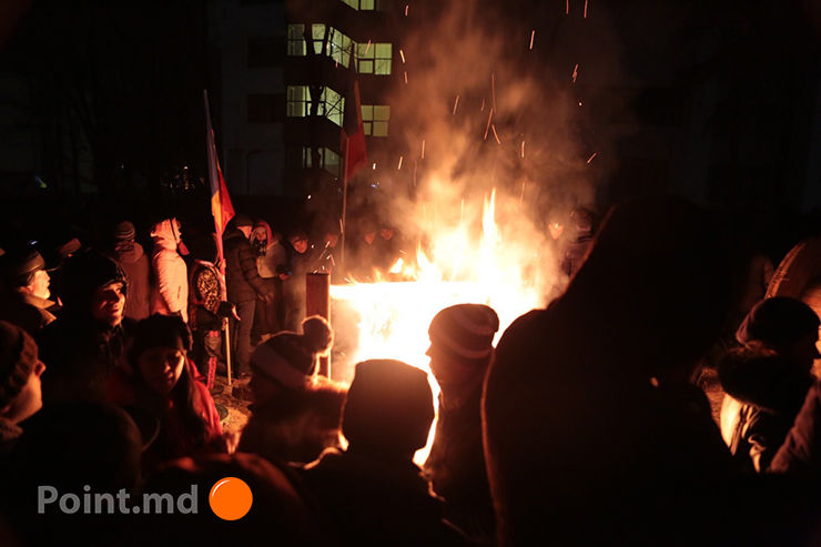 Молдавская оппозиция протестует у парламента