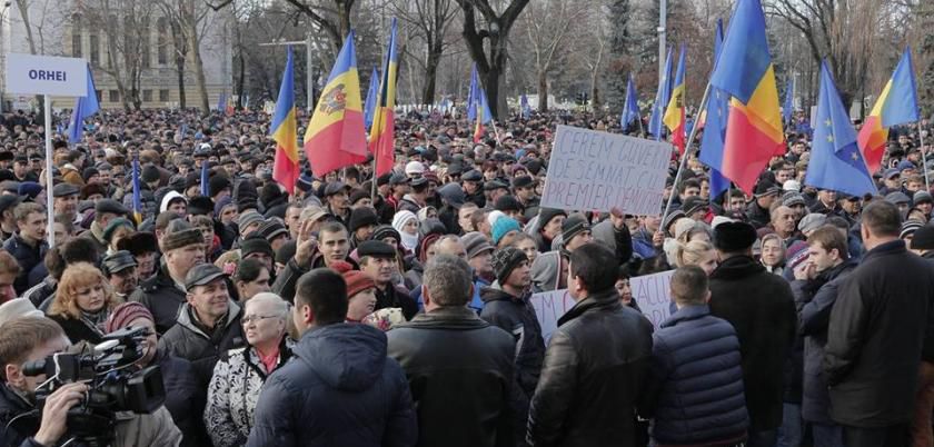 Vezi pentru ce s-au adunat mii de cetățeni în scuarul Teatrului de Operă și Balet