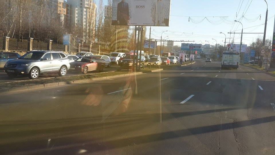 На виадуке образовалась километровая пробка