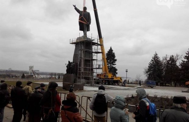 В Запорожье под гимн Украины снесли крупнейший памятник Ленину