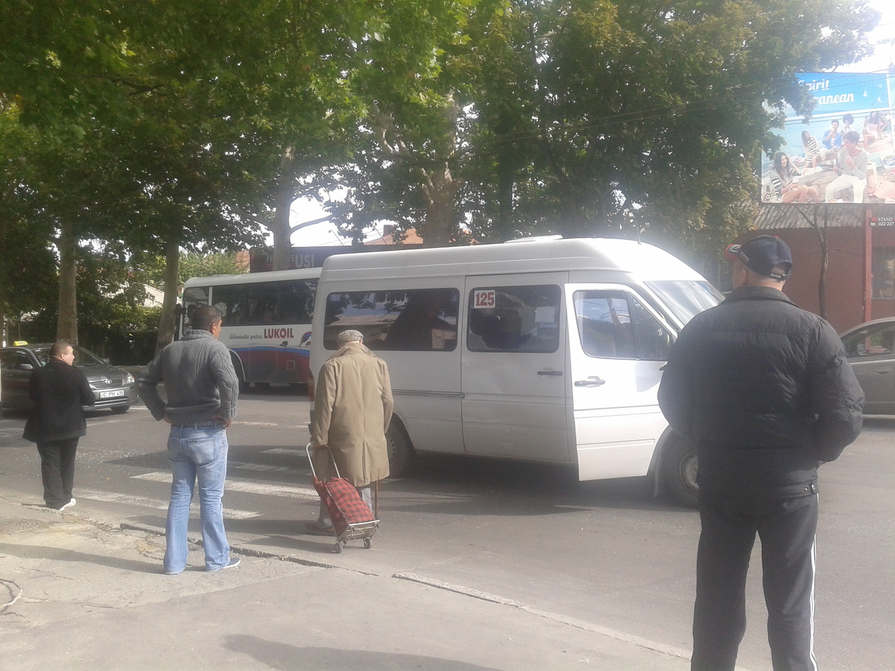 Accident în Capitală: Un microbuz de rută s-a tamponat cu un troleibuz