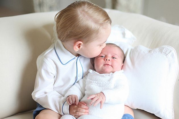 Fotografii ale prinţesei Charlotte şi prinţului George, publicate de casa regală britanică