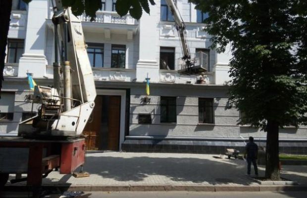 В Харькове здания "зачищают" от советской символики