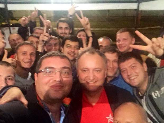 Igor Dodon și Renato Usatîi s-au fotografiat cuprinși