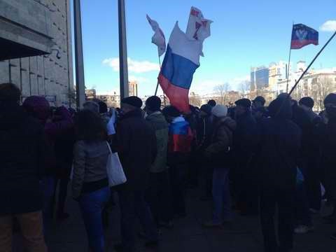 Митингующие перекрыли центральную улицу Донецка и пикетируют горсовет