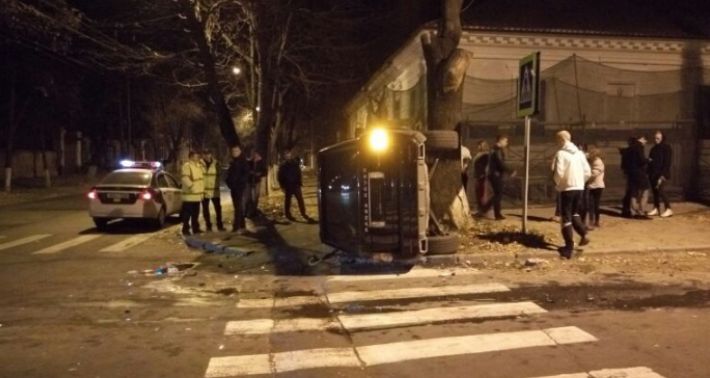В центре Кишинева перевернулся Range Rover