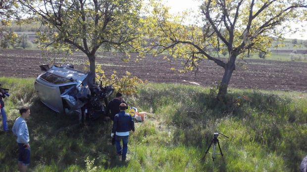 Impact violent la Grătiești. Un automobil a fost făcut zob