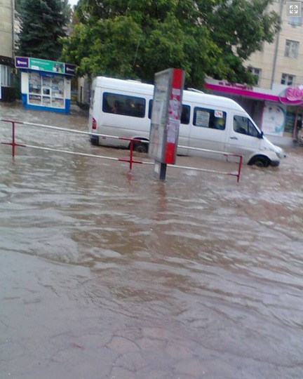Sisteme de canalizare în Chişinău?! Maşini şi microbuze "înecate" pe străzi, după ploaia de azi