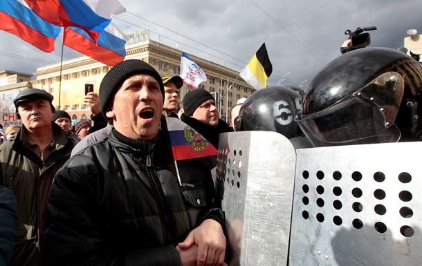На митинг в поддержку Януковича в Донецке собралось уже две тысячи человек