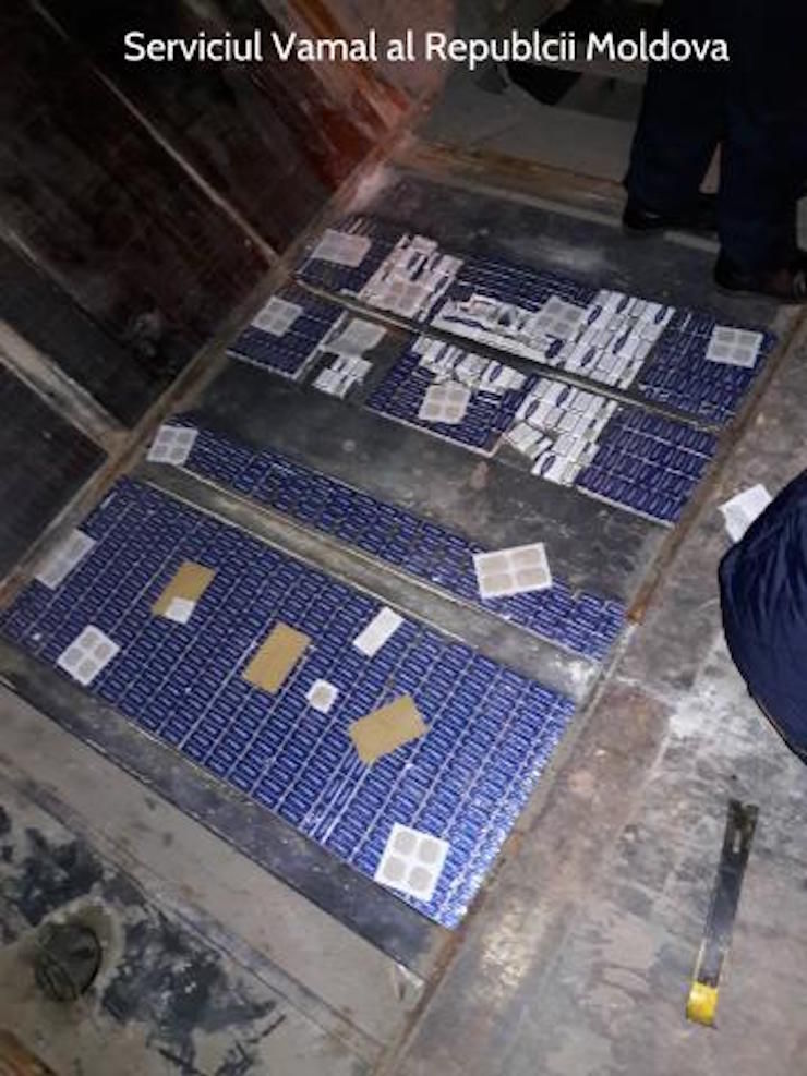 Țigări de contrabandă, ascunse în podeaua remorcii unui TIR