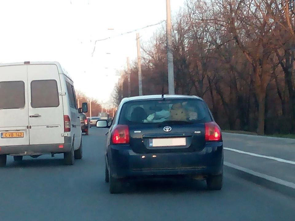 В Кишиневе засняли опасную перевозку ребенка в машине