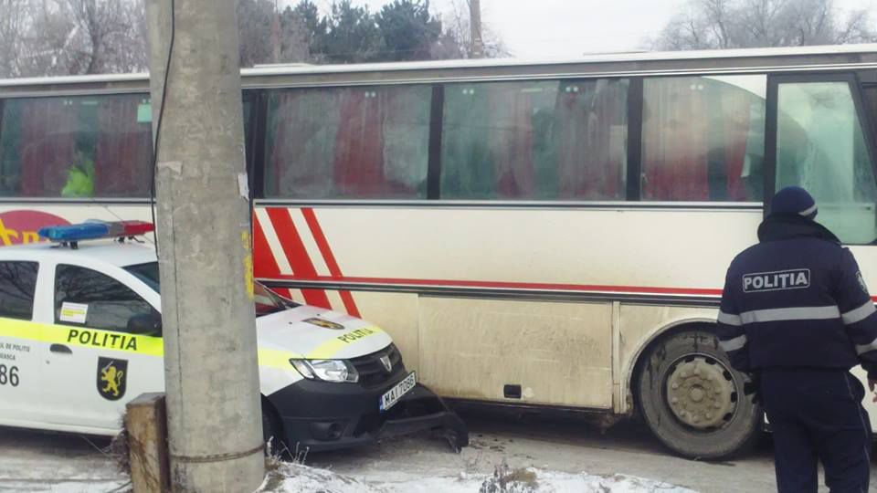 O maşină a poliţiei a fost avariată