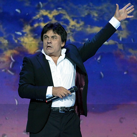 62-летний Серов встречается с 17-летней девушкой