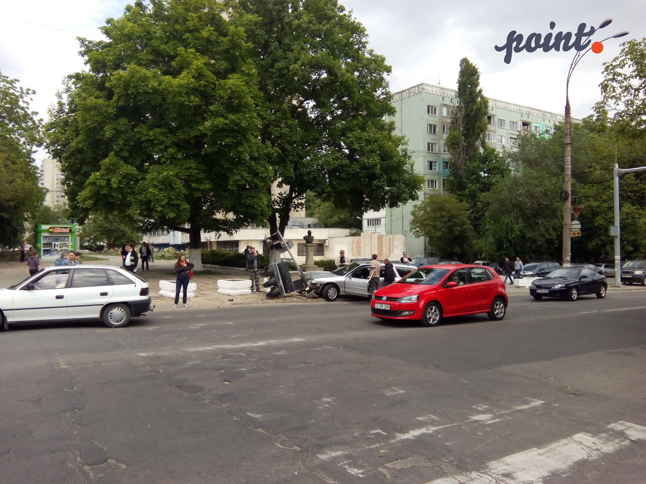 ДТП на Ботанике: автомобиль снёс светофор
